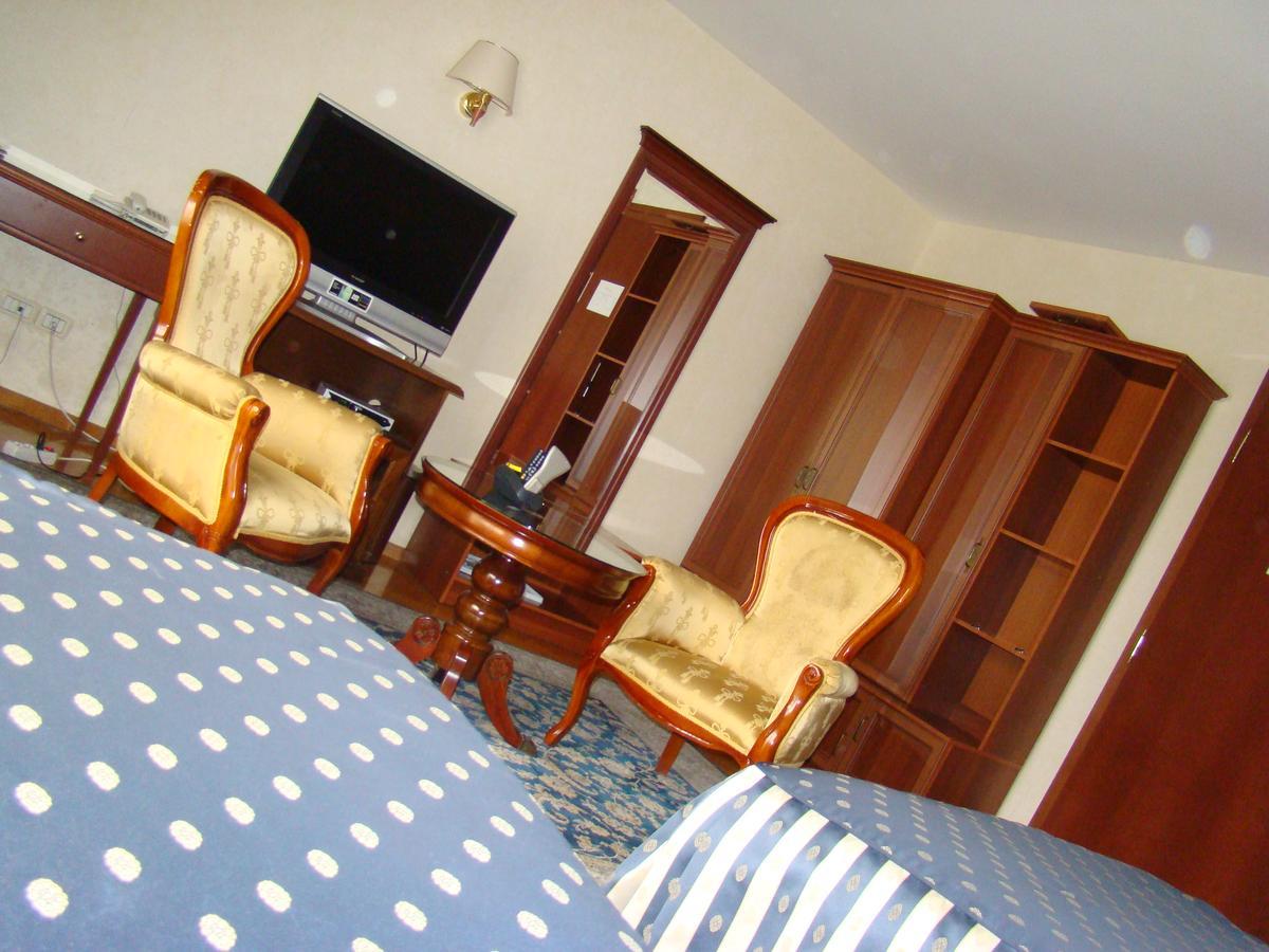 אוסילק Hotel Vila Ariston מראה חיצוני תמונה