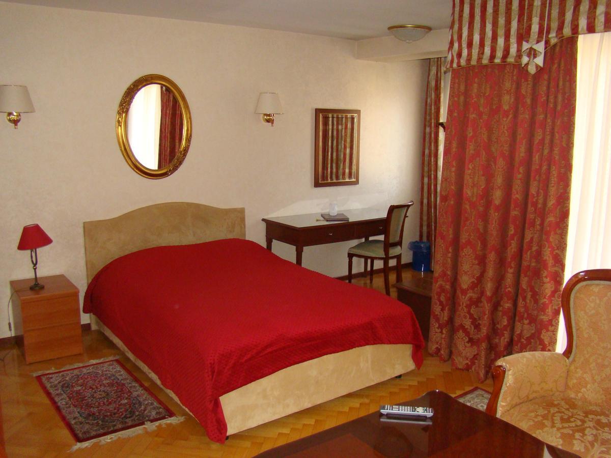 אוסילק Hotel Vila Ariston מראה חיצוני תמונה